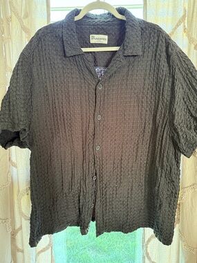 No Boundaries Men's Textured Short Sleeve Button-Up Shirt - Dark Brown